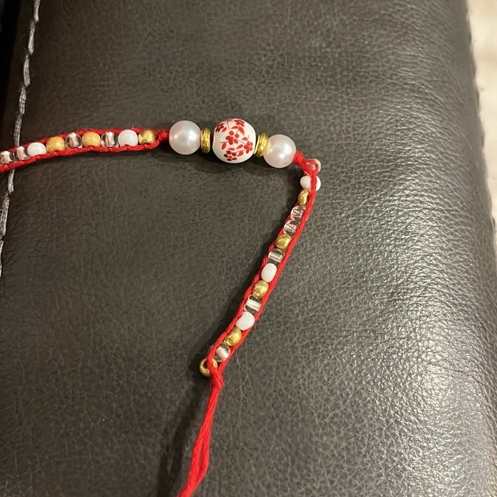 Handmade red gold and white beaded bracelet - Picture 2 of 3